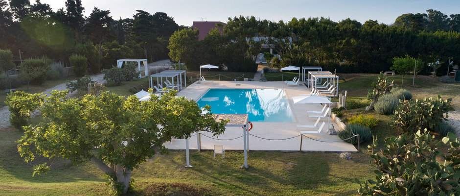 Masseria-mongio-outdoor-vista-piscina